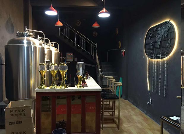 某優(yōu)雅餐廳與自釀啤酒設備廠家合作